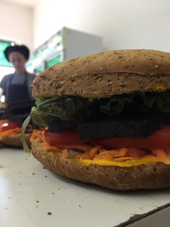 Una foto de Sándwich de tofu marinado en salsa de soja