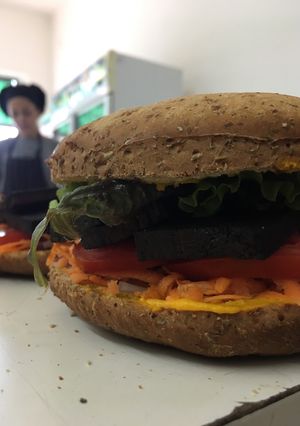 Una foto de Sándwich de tofu marinado en salsa de soja
