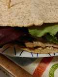 Sándwich de pollo y humus con tortita integral