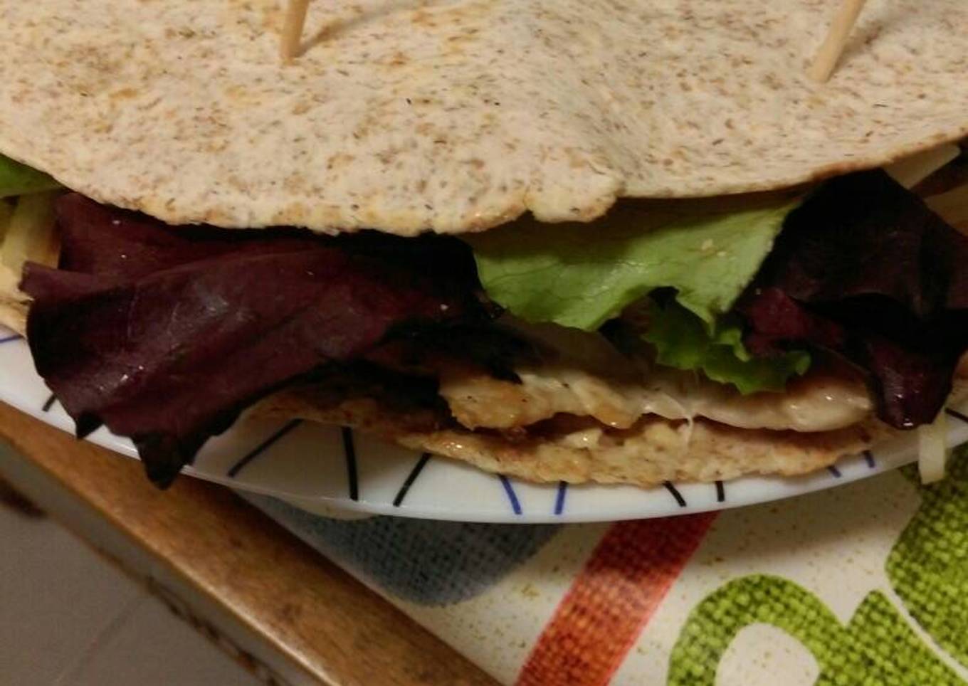 Sándwich de pollo y humus con tortita integral