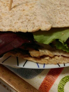 Una foto de Sándwich de pollo y humus con tortita integral
