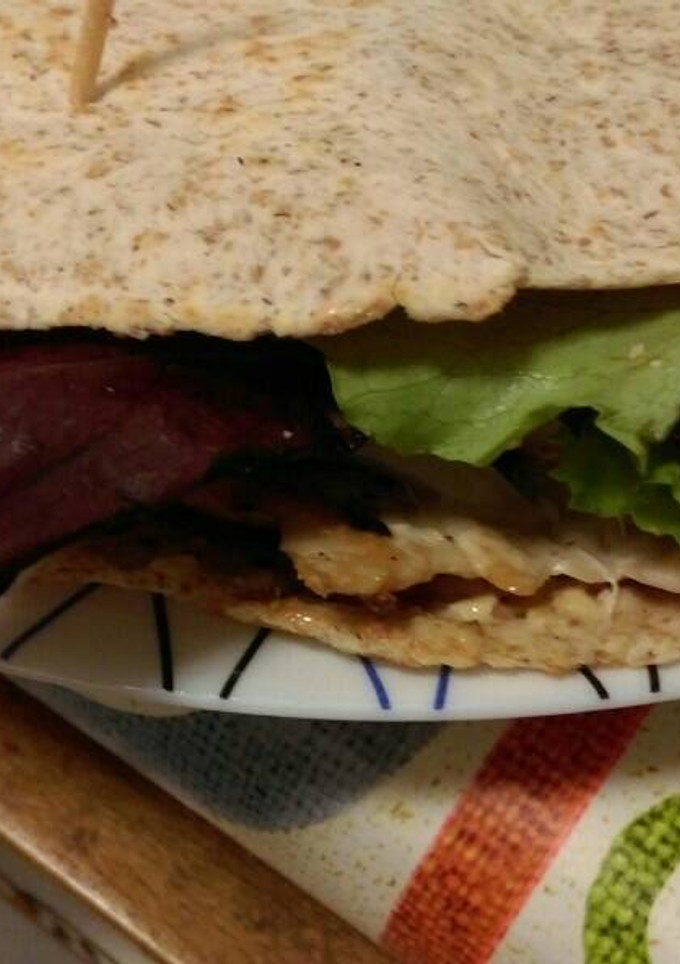 Una foto de Sándwich de pollo y humus con tortita integral