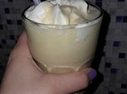 Una foto de helado de duraznos