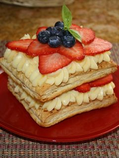 Una foto de Milhojas de crema pastelera y fresas
