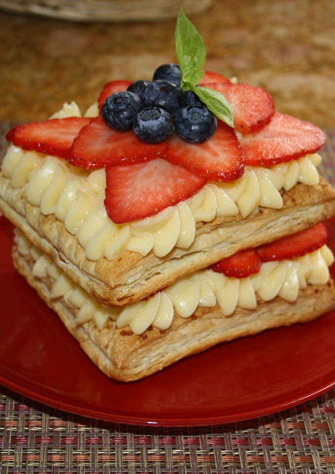 Una foto de Milhojas de crema pastelera y fresas