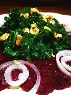 Una foto de Carpaccio de remolacha con col kale - veggie