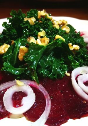 Una foto de Carpaccio de remolacha con col kale - veggie