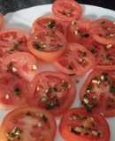 Ensalada de tomate con ajo y cebollino