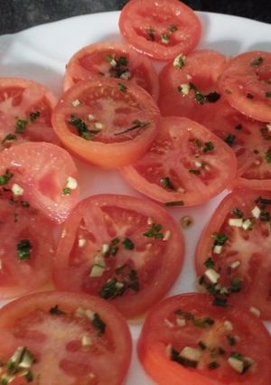 Una foto de Ensalada de tomate con ajo y cebollino