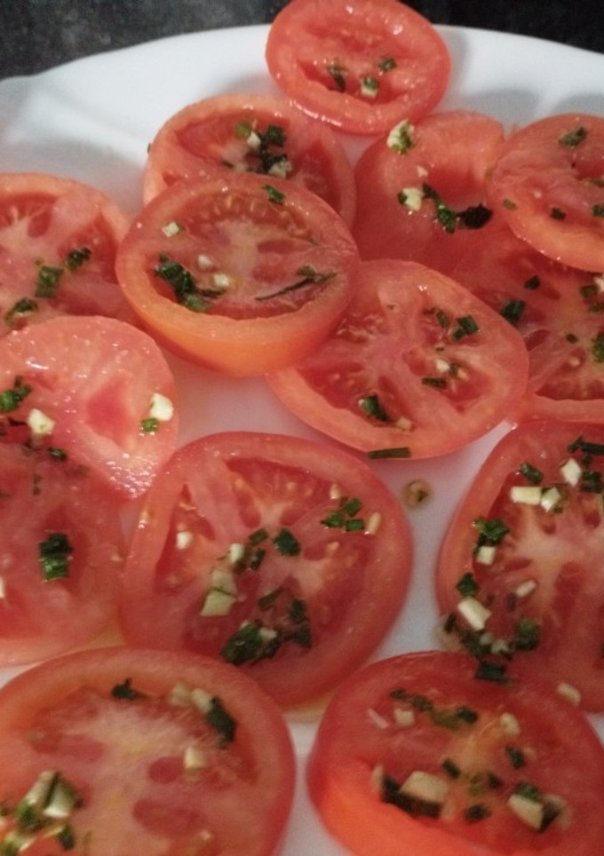 Una foto de Ensalada de tomate con ajo y cebollino