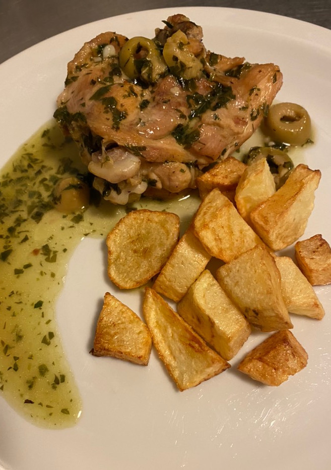 Una foto de Pollo con aceitunas