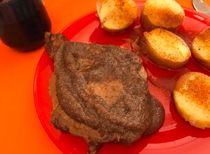 Una foto de Mi ojo de bife en salsa gravy de malbec
