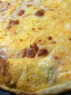 Una foto de Tarta de jamón y queso con relleno