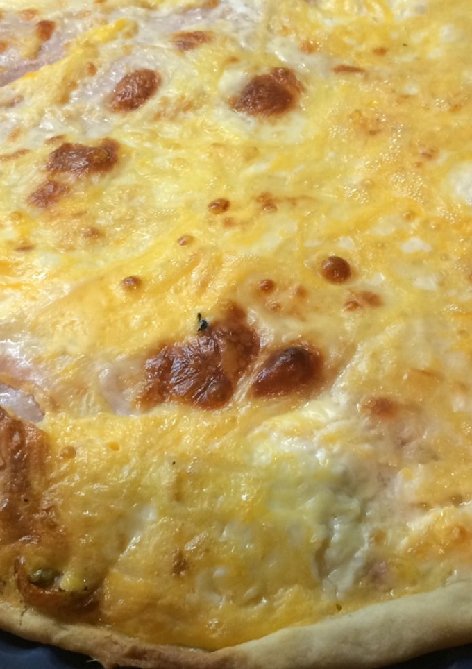 Una foto de Tarta de jamón y queso con relleno