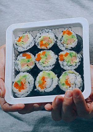 Hình của món Cơm cuộn siêu đơn giản🥑🥕🥬.