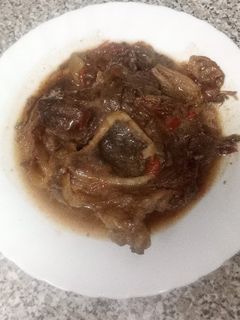 Una foto de Ossobuco de ternera al vino tinto con setas