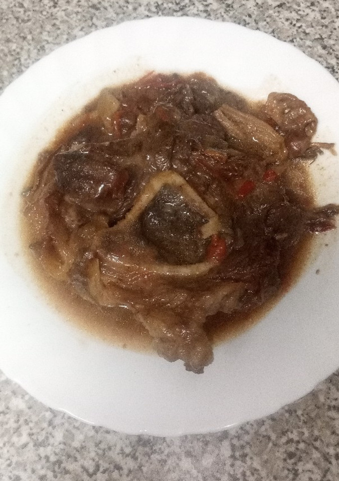 Una foto de Ossobuco de ternera al vino tinto con setas