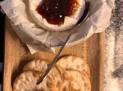 Una foto de queso camembert al horno