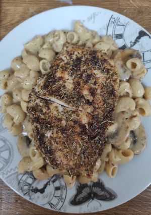 Una foto de Pasta con pechuga y hierbas
