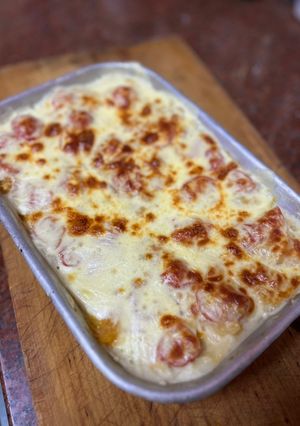 Una foto de Puré de papa gratinado con cherrys, cebolla y ajo
