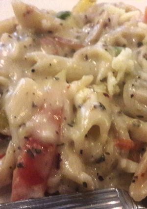 A picture of Pasta in white sauce.