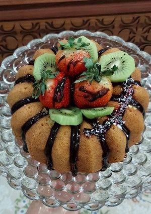 عکسی از دستور کیک دو تخم مرغی با دیزاین میوه🎂🥧