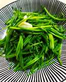 Quick Stir-Fried Garlic Water Spinach