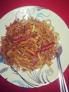 वेज हक्का नूडल्स (Veg hakka noodles recipe in Hindi) रेसिपी मुख्य फोटो