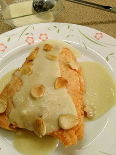 Una foto de Salmón con salsa de almendras