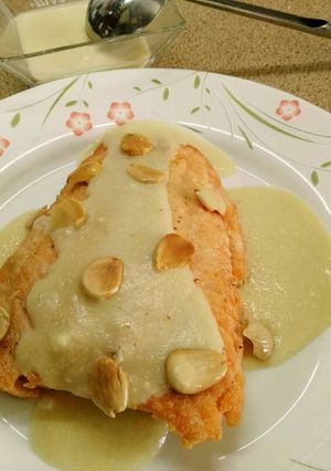 Una foto de Salmón con salsa de almendras