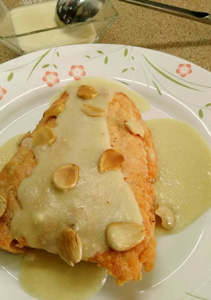 Una foto de Salmón con salsa de almendras