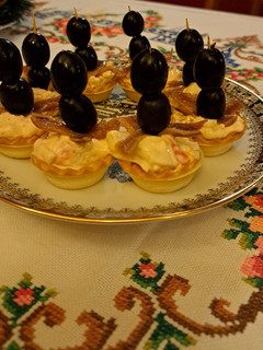 Una foto de Tartaletas de ensaladilla de cangrejo, anchoa y aceituna negra