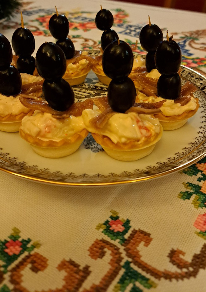 Una foto de Tartaletas de ensaladilla de cangrejo, anchoa y aceituna negra