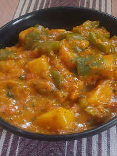 કેપ્સિકમ બટાકા નું શાક (Capsicum Bataka Shak Recipe In Gujarati) રેસીપી મુખ્ય ફોટો