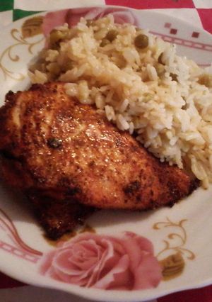 Una foto de Arroz con arvejas y bifes de pollo