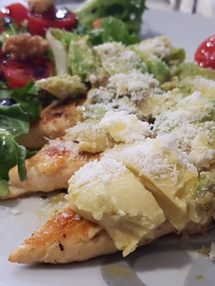 Una foto de Pollo con aguacate y parmessano con ensalada