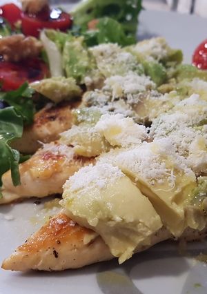 Una foto de Pollo con aguacate y parmessano con ensalada