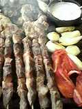 Brochetas o anticuchos en brasa