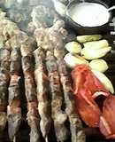 Brochetas o anticuchos en brasa