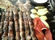 Una foto de brochetas de pollo y cerdo