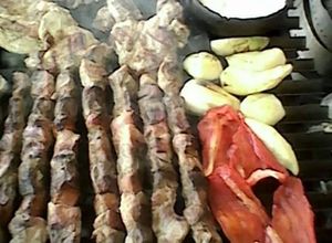 Una foto de Brochetas o anticuchos en brasa