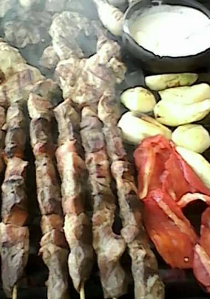 Una foto de Brochetas o anticuchos en brasa