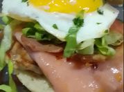 Una foto de chivito uruguayo