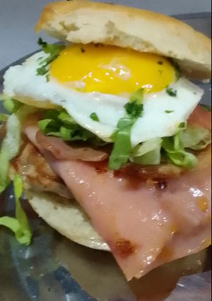 Una foto de Chivito uruguayo de pollo