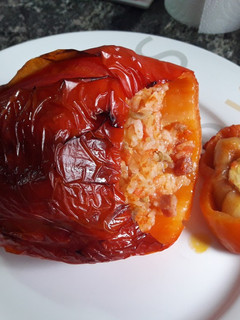 Una foto de Pimiento al horno relleno de arroz y carne