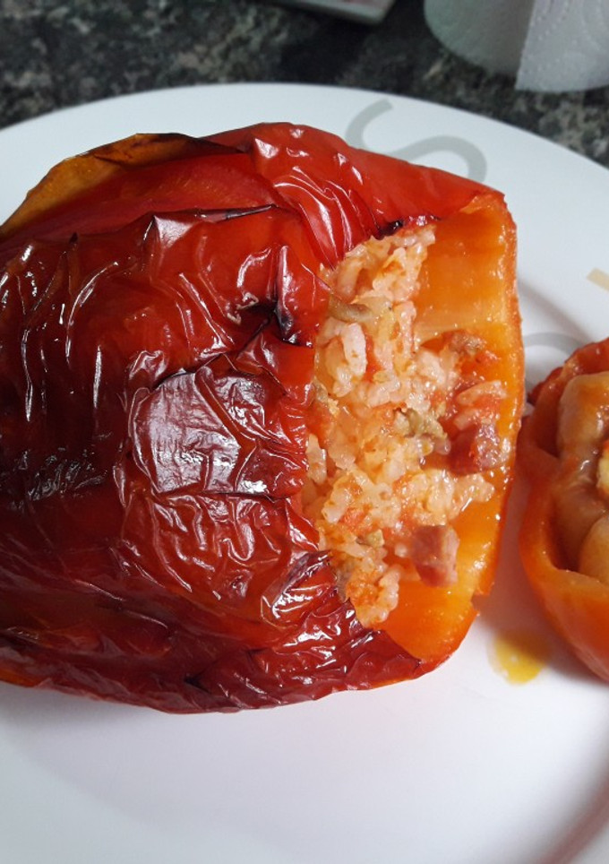 Una foto de Pimiento al horno relleno de arroz y carne