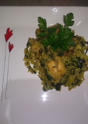 Una foto de Pollo con arroz y espinaca