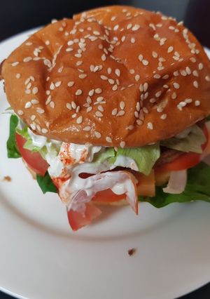 A picture of My Sriracha & Jalepeno Beef Burger 😙.