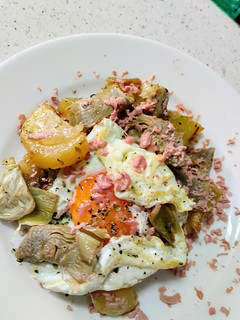 Una foto de Alcachofas, huevo, patata y foie