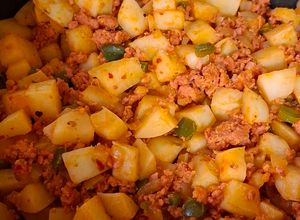 Una foto de Papas con longaniza